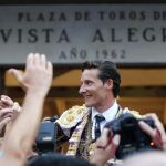 El diestro Diego Urdiales sale por la puerta grande de la plaza de toros de Vista Alegre de Bilbao