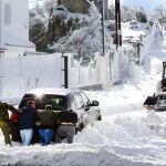 Varias personas empujan un coche atrapado por la nieve el pasado 8 de enero en Guadarrama