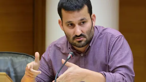 Archivo. El conseller de Educación, Vicent Marzà, prioriza la utilización del valenciano, llegando en ocasiones a violentar la legislación autonómica y nacional