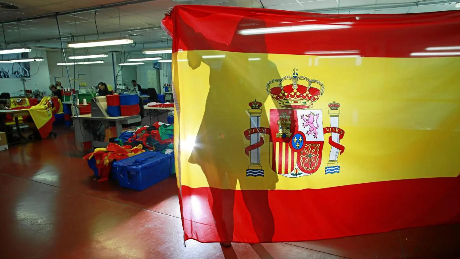 Alejandra Sosa Dias, CEO de la mayor fábrica de banderas de España (Bansodi), posa para LA RAZÓN en la sala de costura de la central en Colmenar Viejo