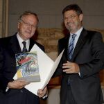 El ministro de Fomento en funciones, Rafael Catalá (d), entrega a Rafael Moneo (i) el Premio Nacional de Arquitectura 2015, en un acto celebrado hoy en el Museo del Prado.