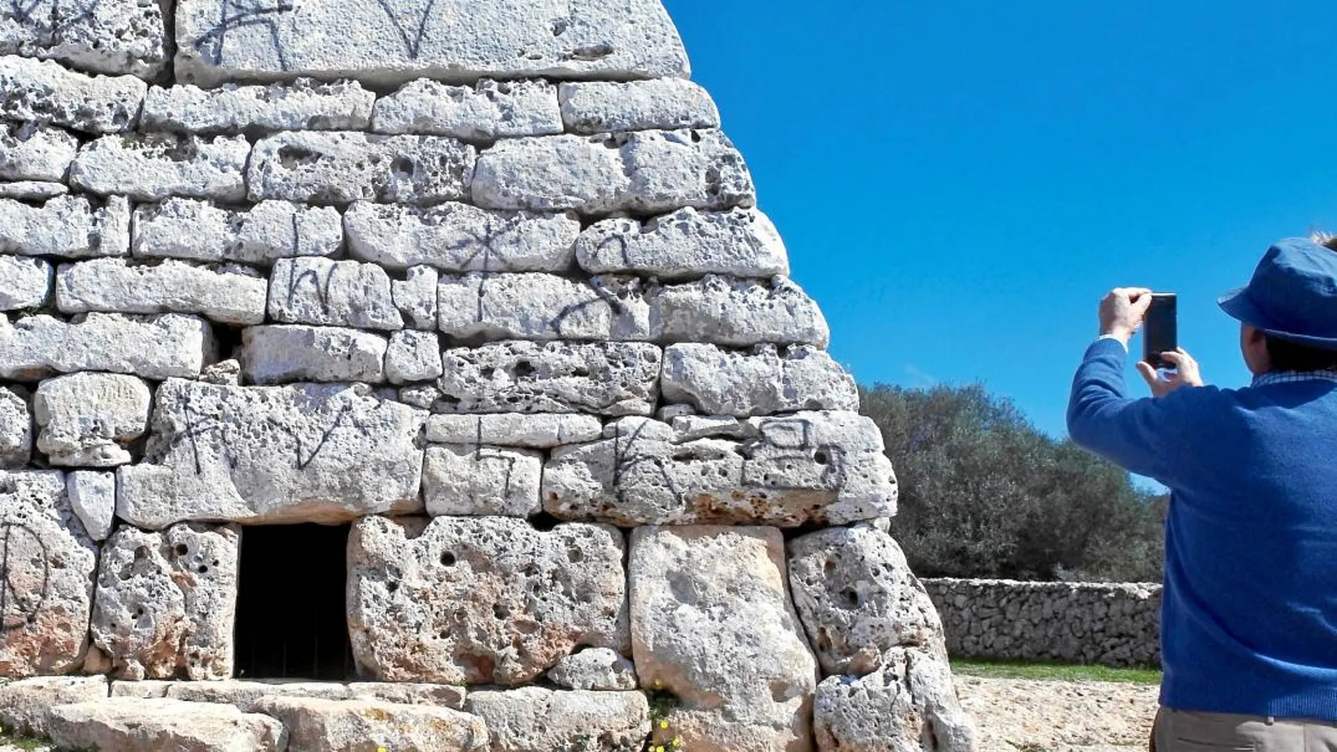 El monumento de Sa Naveta de Tudons (Menorca), donde pueden apreciarse las pintadas