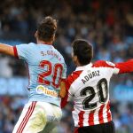 El defensa del Celta Sergi Gómez disputa un balón con el delantero del Athletic Aritz Aduriz