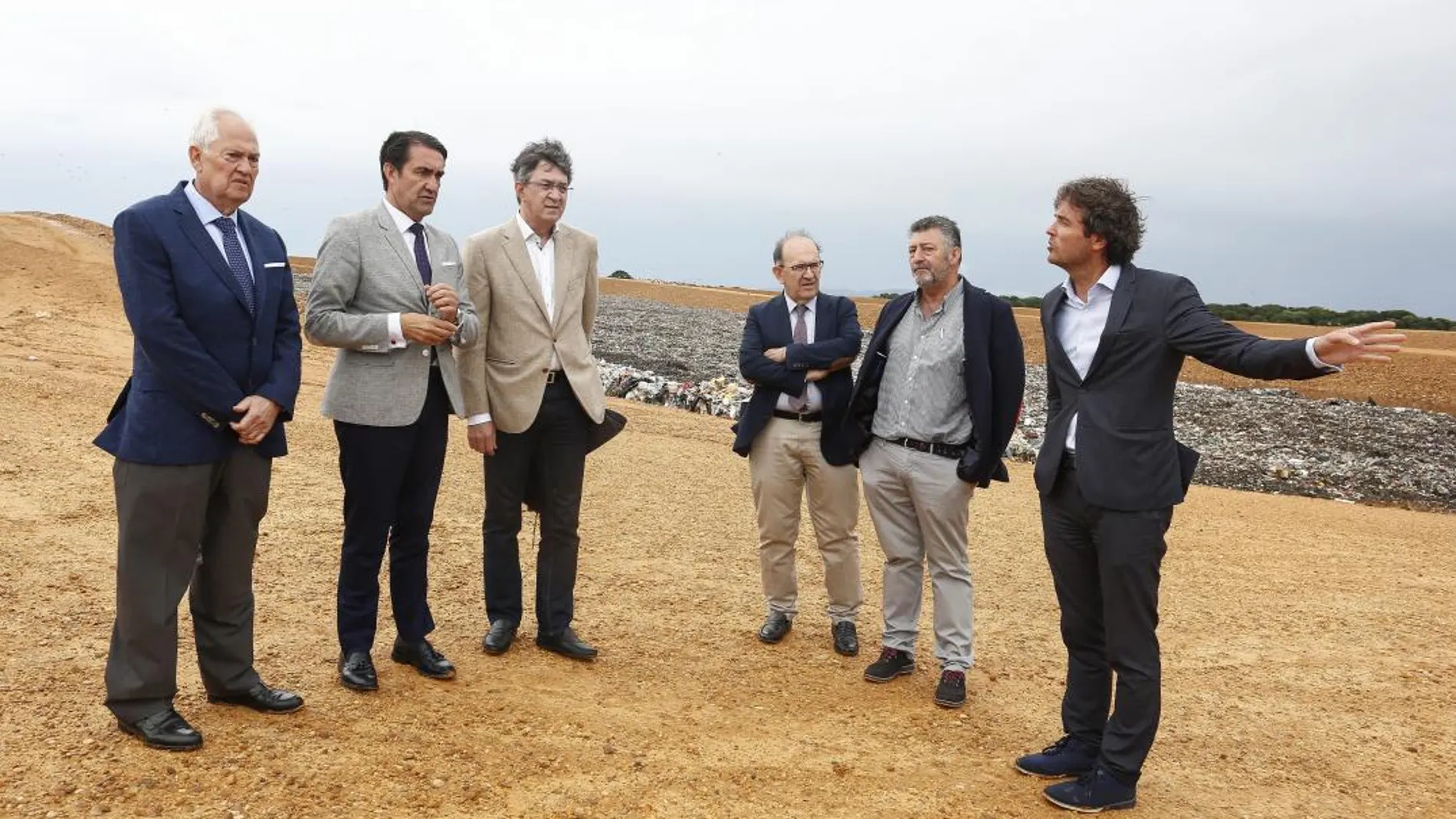 Juan Carlos Suárez-Quiñones y Juan Martínez Majo, entre otros, visitan las obras llevadas a cabo en San Román de la Vega