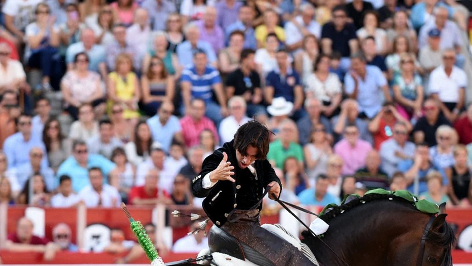 El rejoneador Diego Ventura en la faena a uno de los de su lote, durante la corrida de rejones celebrada esta tarde en la plaza de toros de Albacete