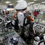 Un robot humanoide en una fábrica de Japón