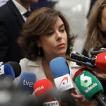La vicepresidenta del Gobierno, Soraya Sáenz de Santamaría, realiza declaraciones a los periodista