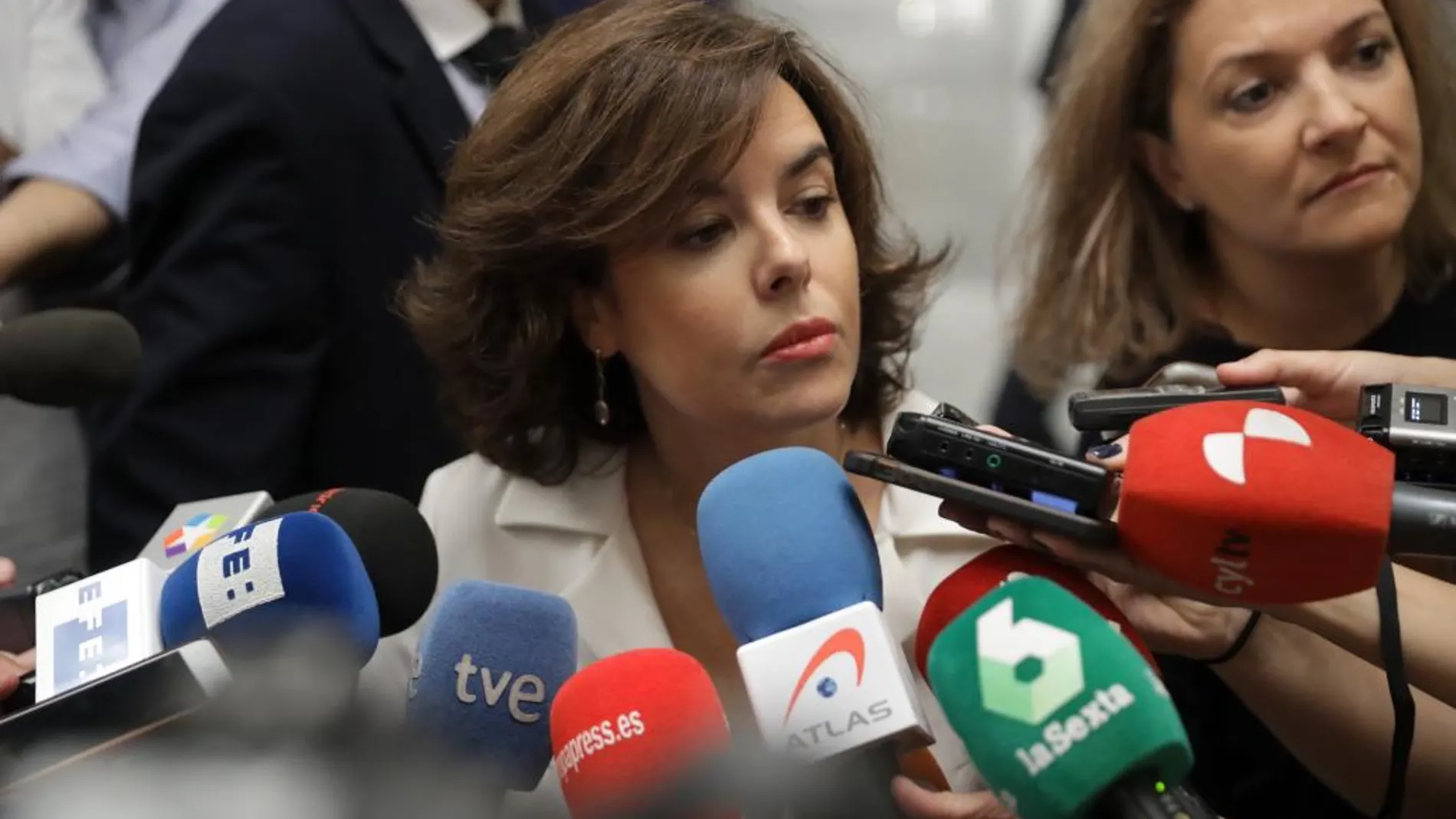 La vicepresidenta del Gobierno, Soraya Sáenz de Santamaría, realiza declaraciones a los periodista