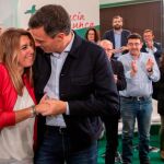 La presidenta andaluza, Susana Díaz, y el presidente del Gobierno, Pedro Sánchez, durante la reunión del comité director del PSOE-A hoy en Sevilla / Efe