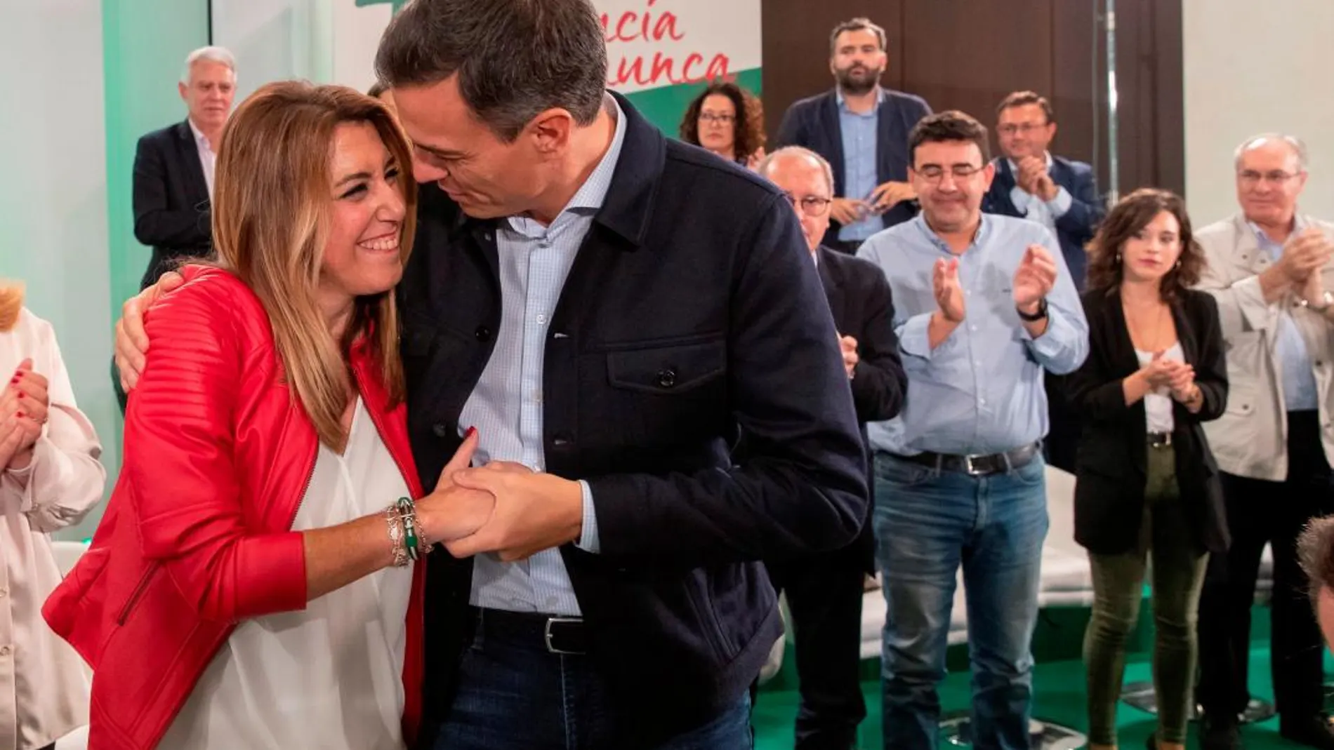 La presidenta andaluza, Susana Díaz, y el presidente del Gobierno, Pedro Sánchez, durante la reunión del comité director del PSOE-A hoy en Sevilla / Efe