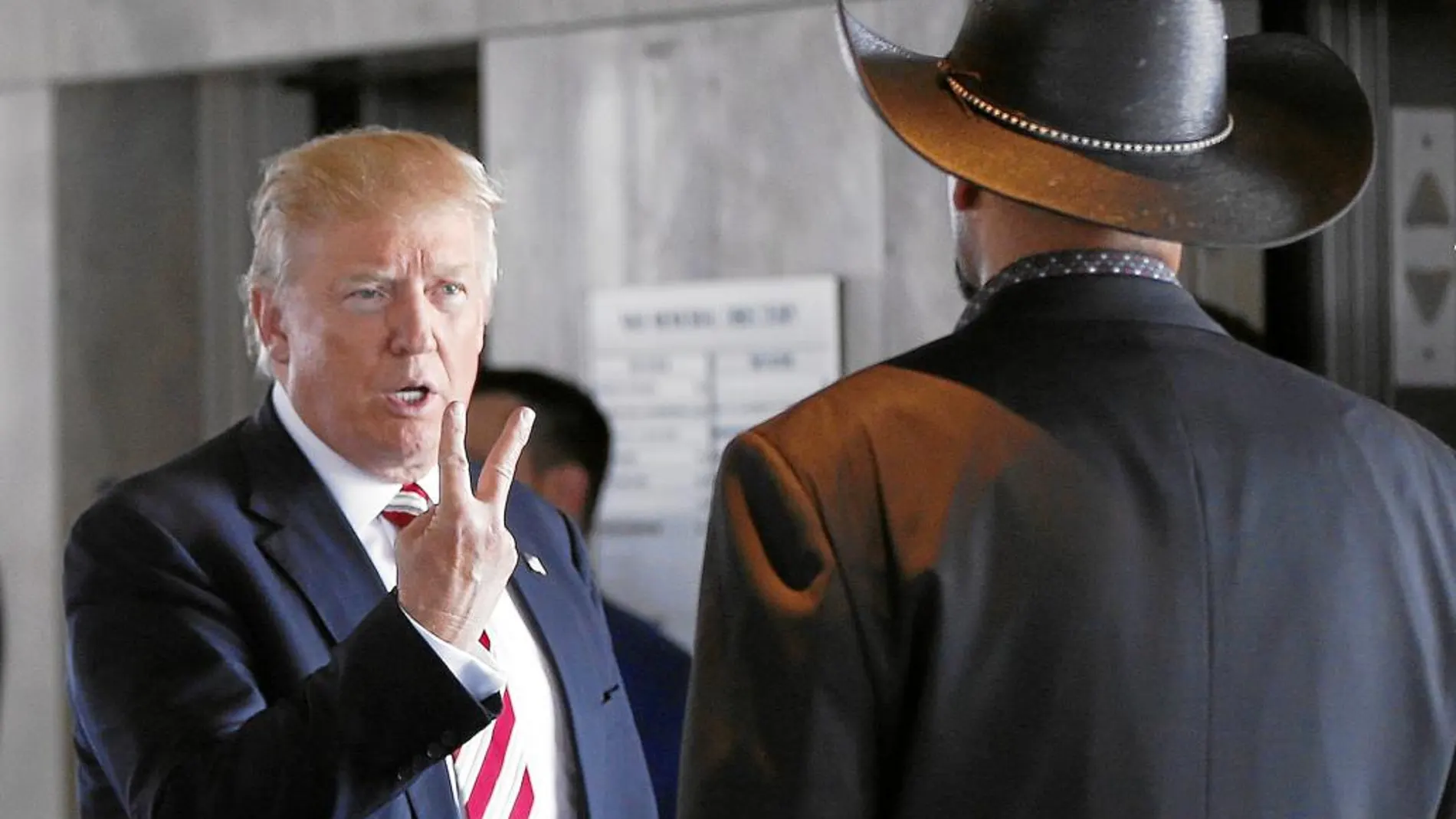 El candidato republicano, Donald Trump, gesticula al hablar con un sheriff de Milwaukee