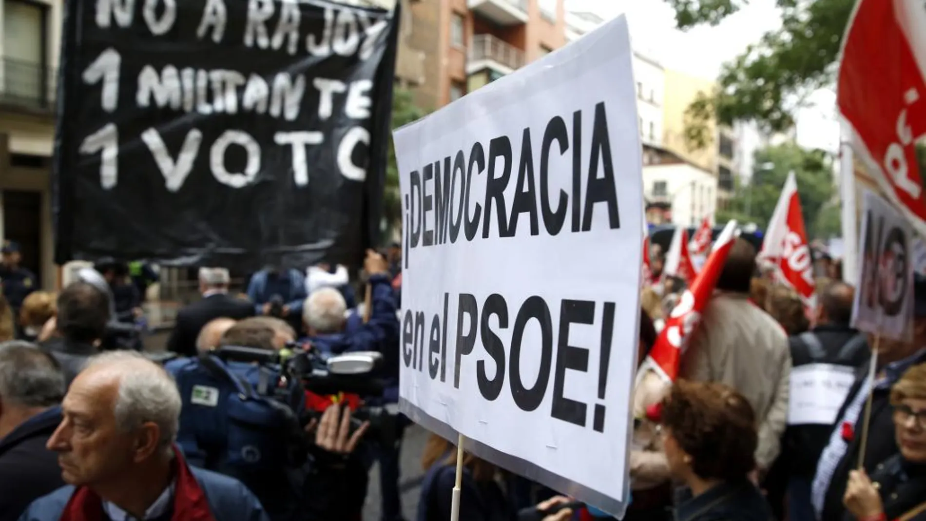 Varios centenares de personas se han concentrado desde antes del mediodía en Madrid, frente la sede del PSOE