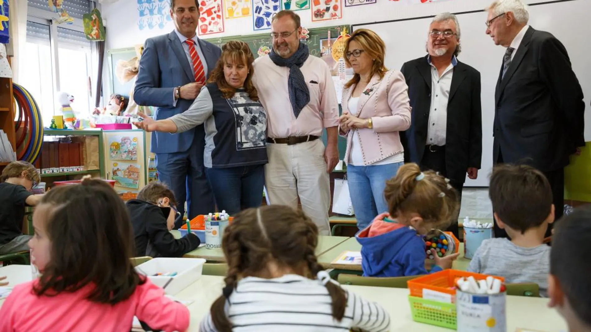 El consejero de Educación, Fernando Rey, visita un colegio de la comarca zamorana de Aliste, acompañado de la presidenta de la Diputación, Mayte Martín / J. L. Leal/Ical