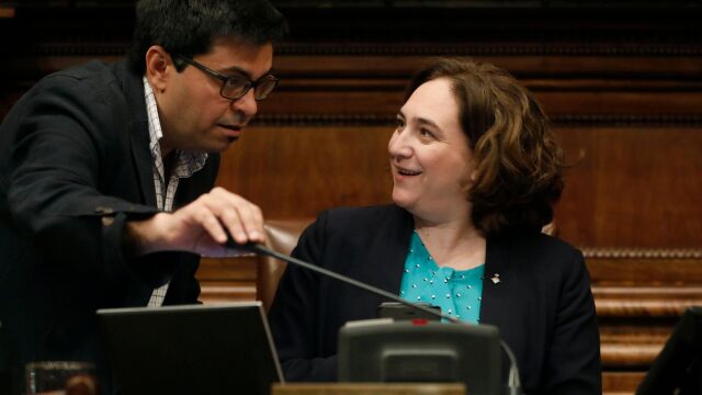 La alcaldesa de Barcelona, Ada Colau (d), junto al teniente de alcalde, Gerardo Pisarello (i)