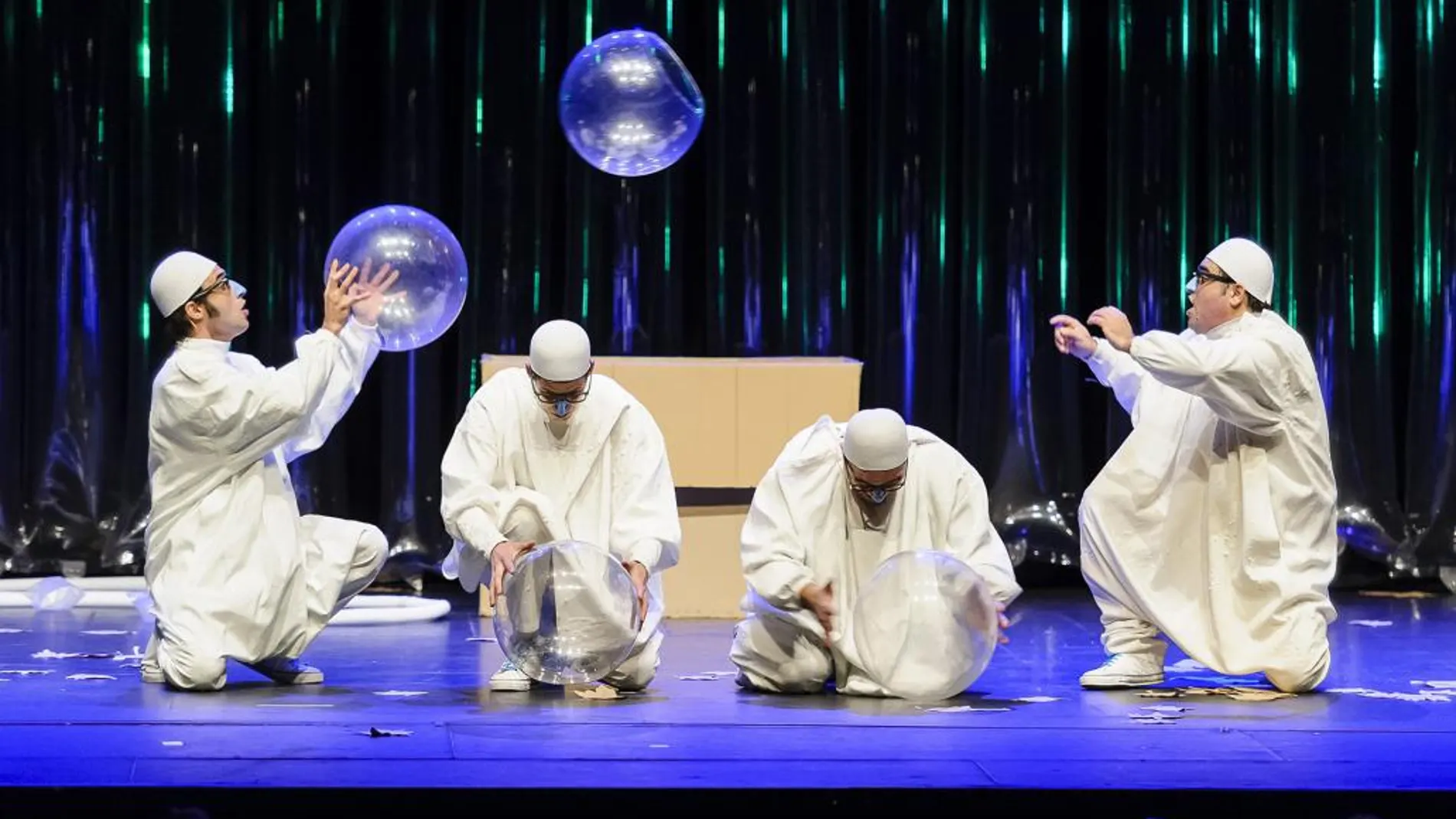 Cinco artistas de la, afortunadamente, inagotable familia Aragón, unidos desde hace tiempo y que ahora presentan en los teatros del Canal «Aire», un espectáculo visual que aúna música y comedia