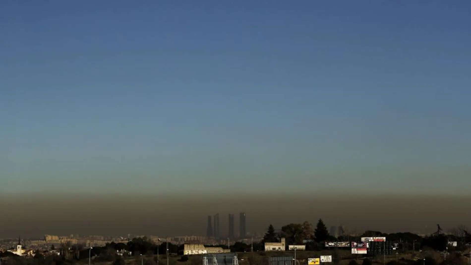 Vista de las Cuatro Torres de Madrid, con la boina de contaminación q