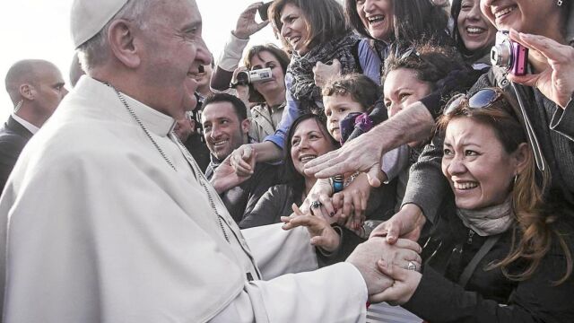 El papa saluda a estas mujeres a su llegada a la parroquia de Saint Mary en Seteville di Guidonia, cerca de Roma.