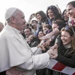 El papa saluda a estas mujeres a su llegada a la parroquia de Saint Mary en Seteville di Guidonia, cerca de Roma.