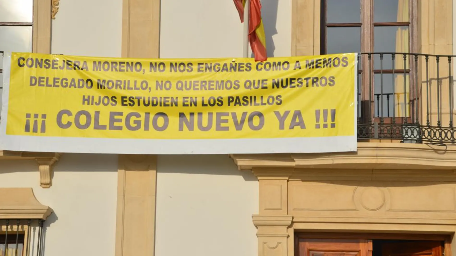 Pancarta reclamando un colegio nuevo