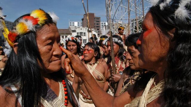 Indígenas Huaoranis de la Amazonía ecuatoriana durante una protesta en Quito (Ecuador) para exigir la retirada de las compañías petroleras de su territorio y evitar la destrucción del Parque Nacional Yasuní, una de las reservas naturales más importantes de Sudamérica.