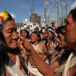 Indígenas Huaoranis de la Amazonía ecuatoriana durante una protesta en Quito (Ecuador) para exigir la retirada de las compañías petroleras de su territorio y evitar la destrucción del Parque Nacional Yasuní, una de las reservas naturales más importantes de Sudamérica.