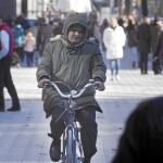 Imagen de un ciclista por el centro de Barcelona