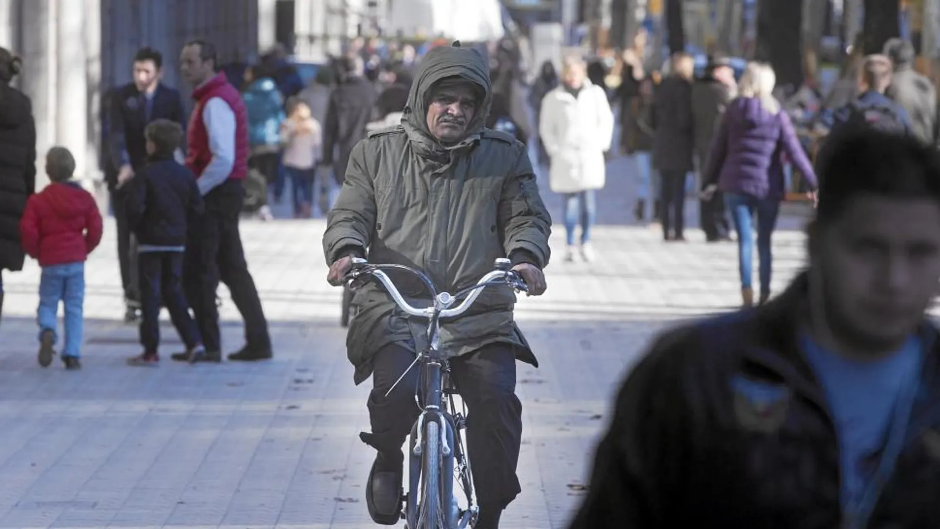 Imagen de un ciclista por el centro de Barcelona