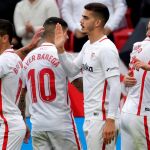 Sarabia, autor del segundo gol sevillista, recibe la felicitación de varios de sus compañeros / Foto: Efe