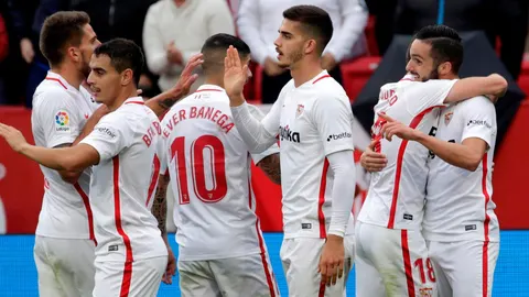 Sarabia, autor del segundo gol sevillista, recibe la felicitación de varios de sus compañeros / Foto: Efe