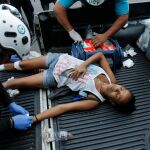 Una joven recibe asistencia tras ser herida por las fuerzas de Maduro