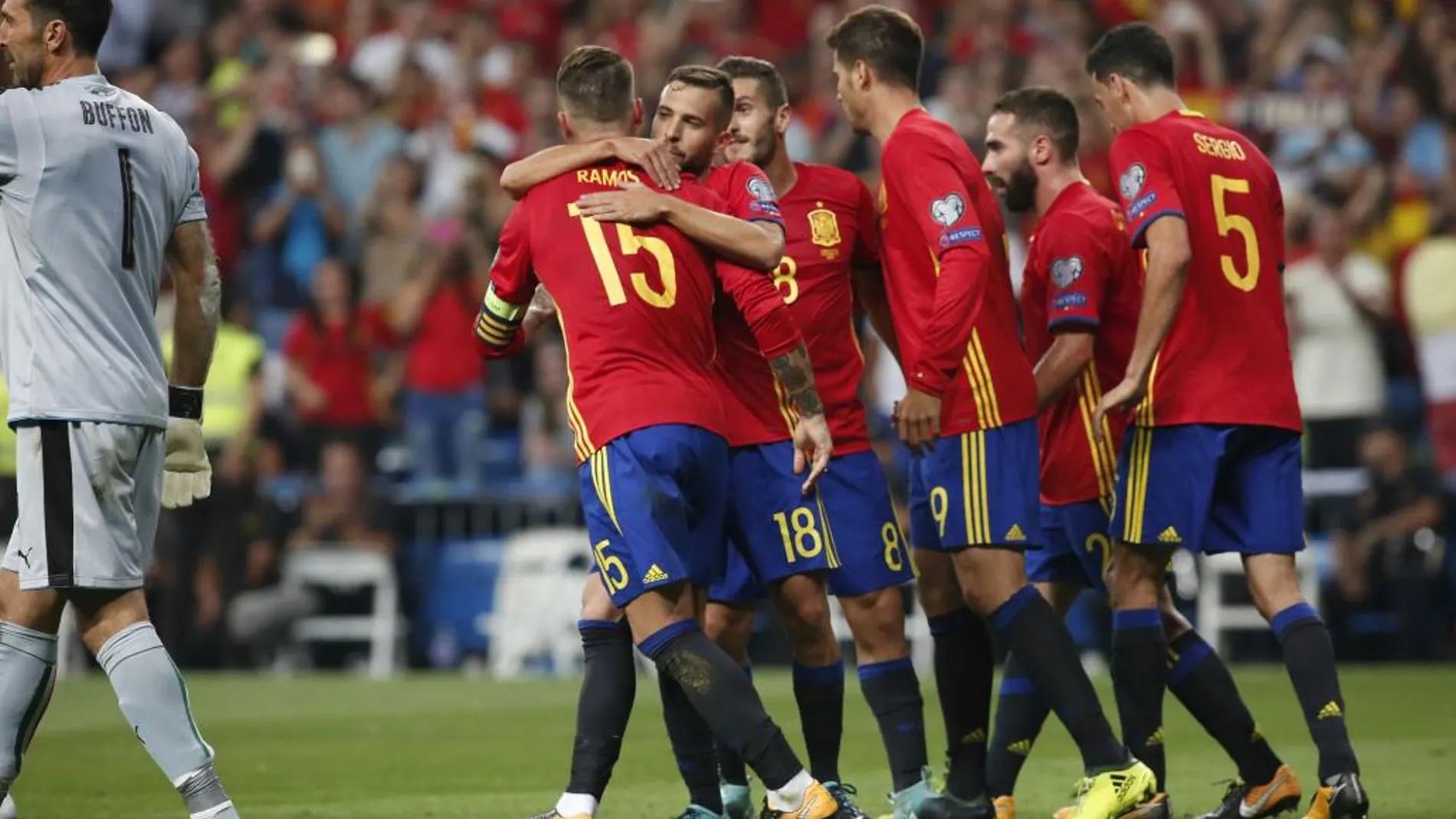 Los jugadores españoles celebran uno de los goles de España ante Italia