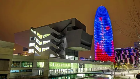 En 2022, la mitad de las noticias serán falsas, Facebook controlará el contenido de su red desde la Torre Agbar, donde ha alquilado 8 plantas / La Razón