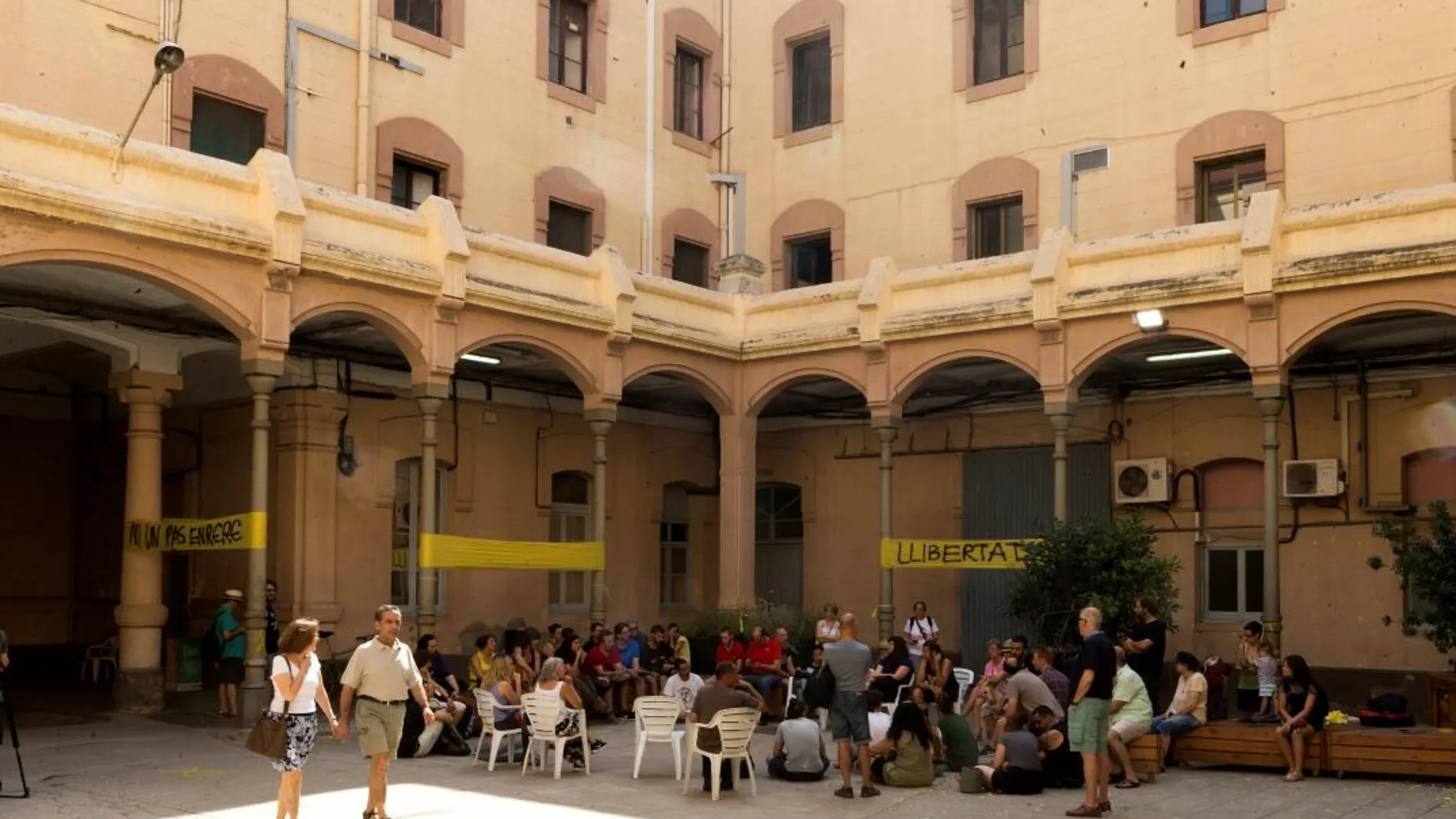 Vista del interior de la antigua cárcel Modelo de Barcelona que ayer "ocuparon"los activistas de los Comités de Defensa de la República (CDR)/ Efe