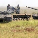 Tanques ucranianos se dirigen hacia la frontera con la península de Crimea
