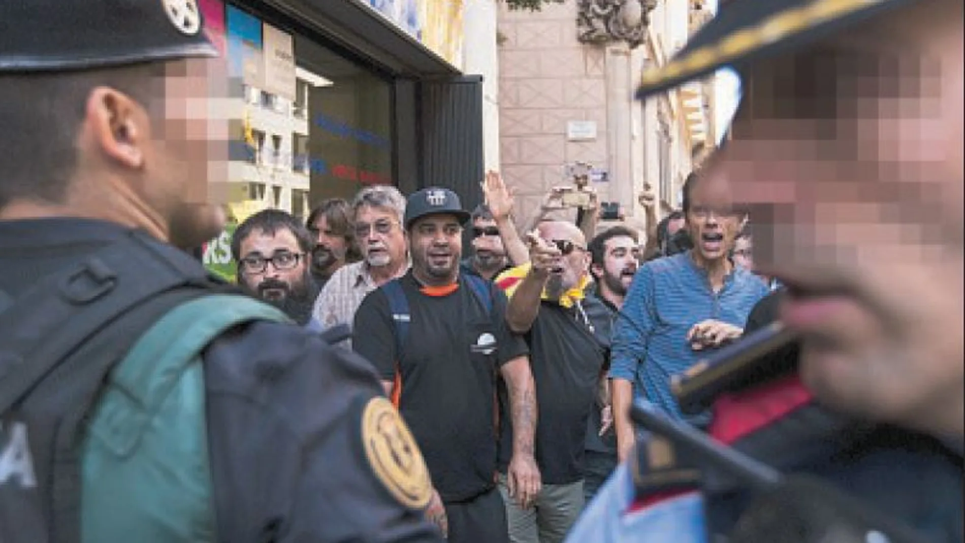 Manifestantes insultan a la Guardia Civil el pasado 20 de septiembre en Barcelona