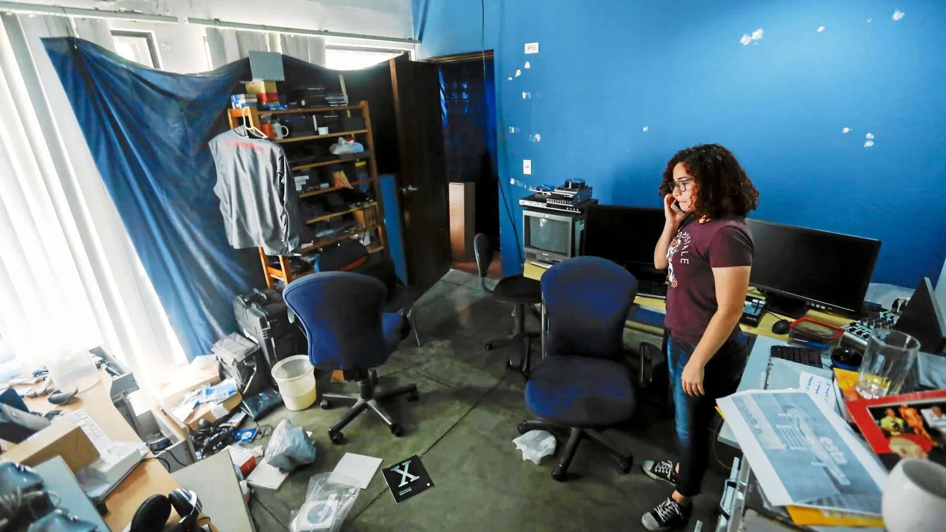 Empleados de la revista independiente «Confidencial» evalúan los daños del saqueo en sus oficinas de Managua