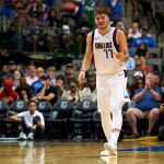 Luka Doncic celebrando un triple AP