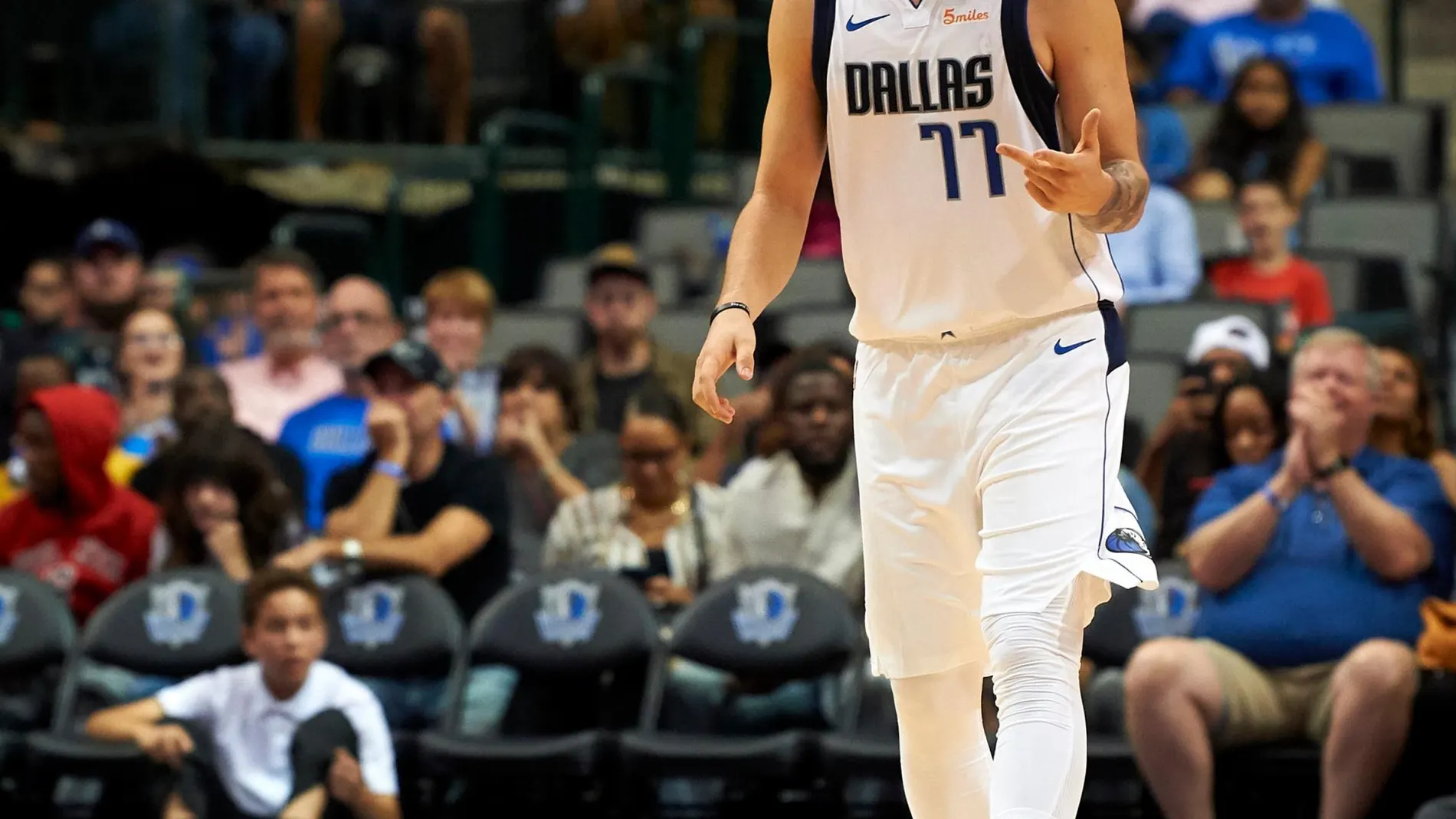 Luka Doncic celebrando un triple AP