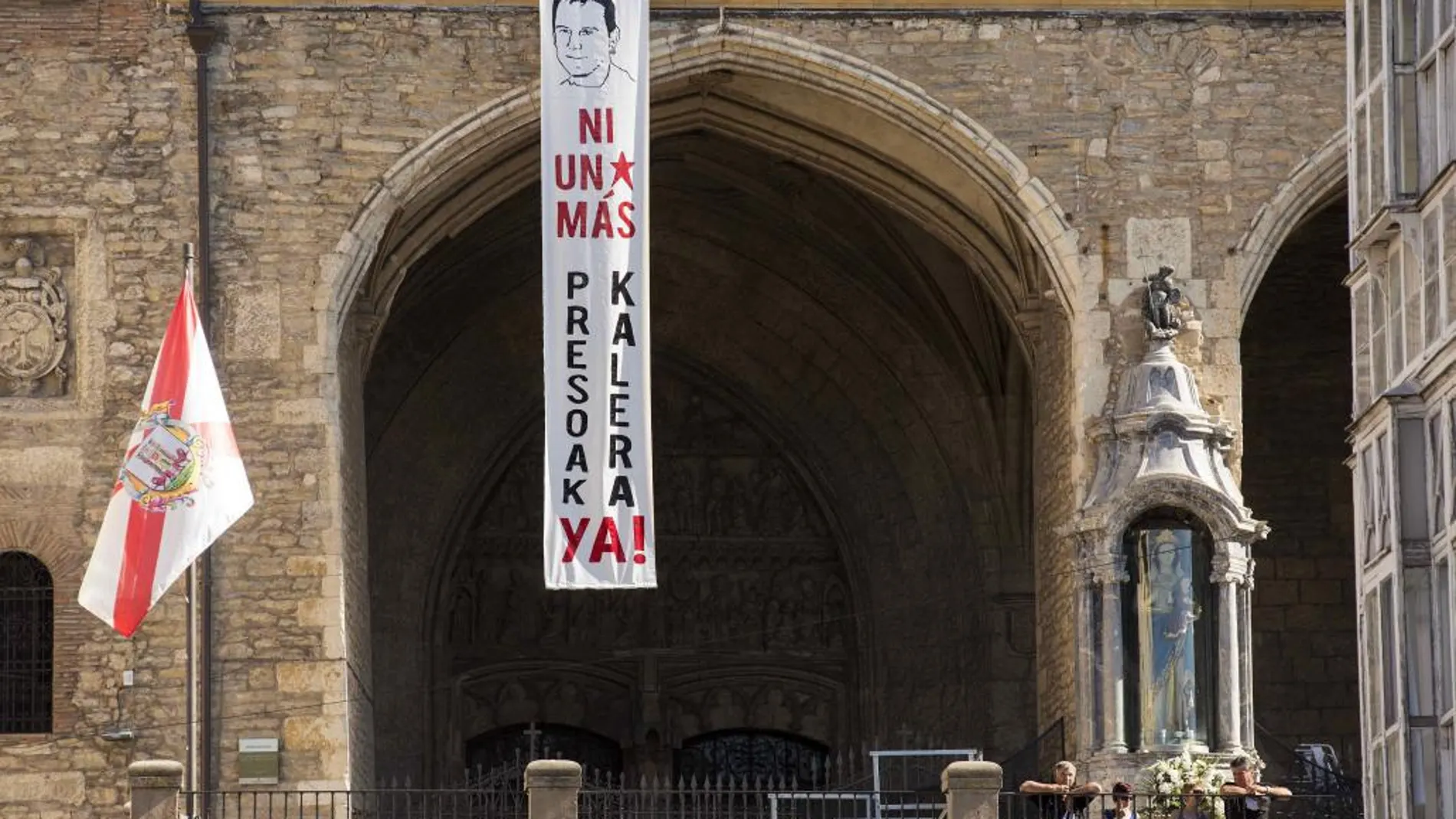 Pancarta a favor del etarra Kepa del Hoyo en Vitoria