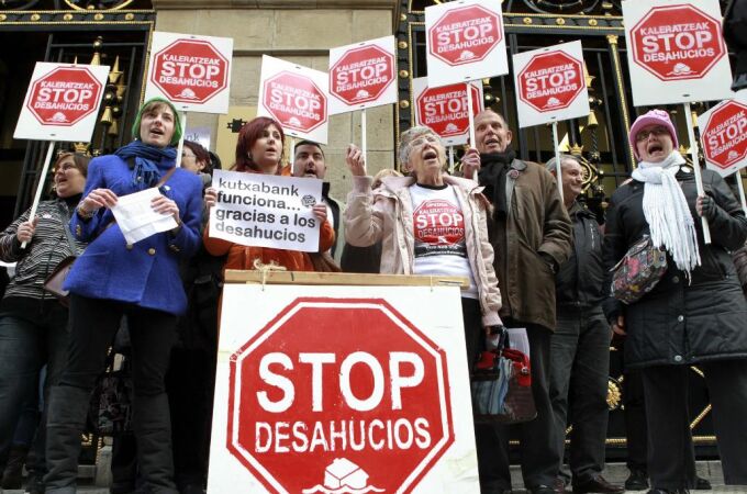 Concentración de Stop Desahucios frente a la sede central de la Kutxa en San Sebastián.