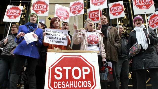 Concentración de Stop Desahucios frente a la sede central de la Kutxa en San Sebastián.