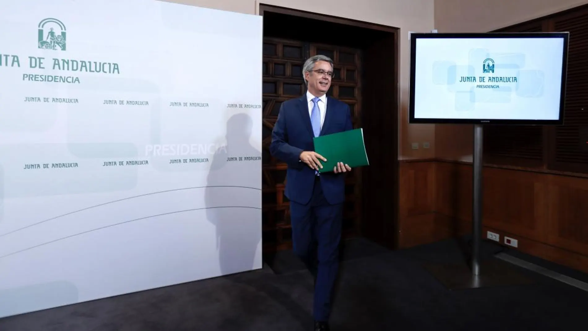 El portavoz de la Junta de Andalucía, Juan Carlos Blanco, ayer, durante su comparecencia tras el Consejo de Gobierno celebrado en el Palacio de San Telmo (Foto: Efe)