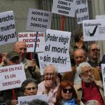 Un grupo de personas se manifiesta en favor de la despenalización de la eutanasia / Rubén Mondelo
