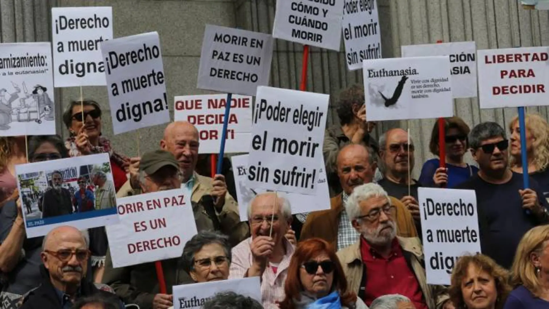 Un grupo de personas se manifiesta en favor de la despenalización de la eutanasia / Rubén Mondelo