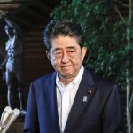 El primer ministro japonés, Shinzo Abe, se dirige a periodistas después de hablar por teléfono con el presidente de los Estados Unidos, Donald J. Trump