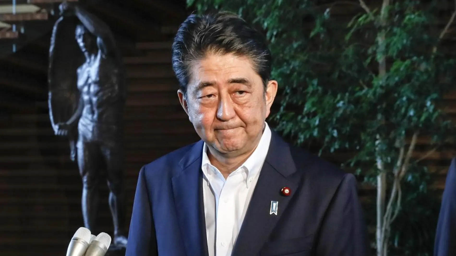 El primer ministro japonés, Shinzo Abe, se dirige a periodistas después de hablar por teléfono con el presidente de los Estados Unidos, Donald J. Trump