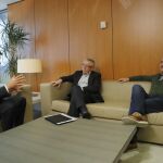 El presidente de la gestora del PSOE, Javier Fernández (i), y los secretarios generales de CCOO y UGT, Ignacio Fernéndez Toxo (c) y Pepe Álvarez, respectivamente