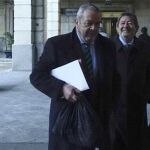 El abogado Carlos Sierra con su cliente, Javier Guerrero, acusado en los ERE / Foto: EP