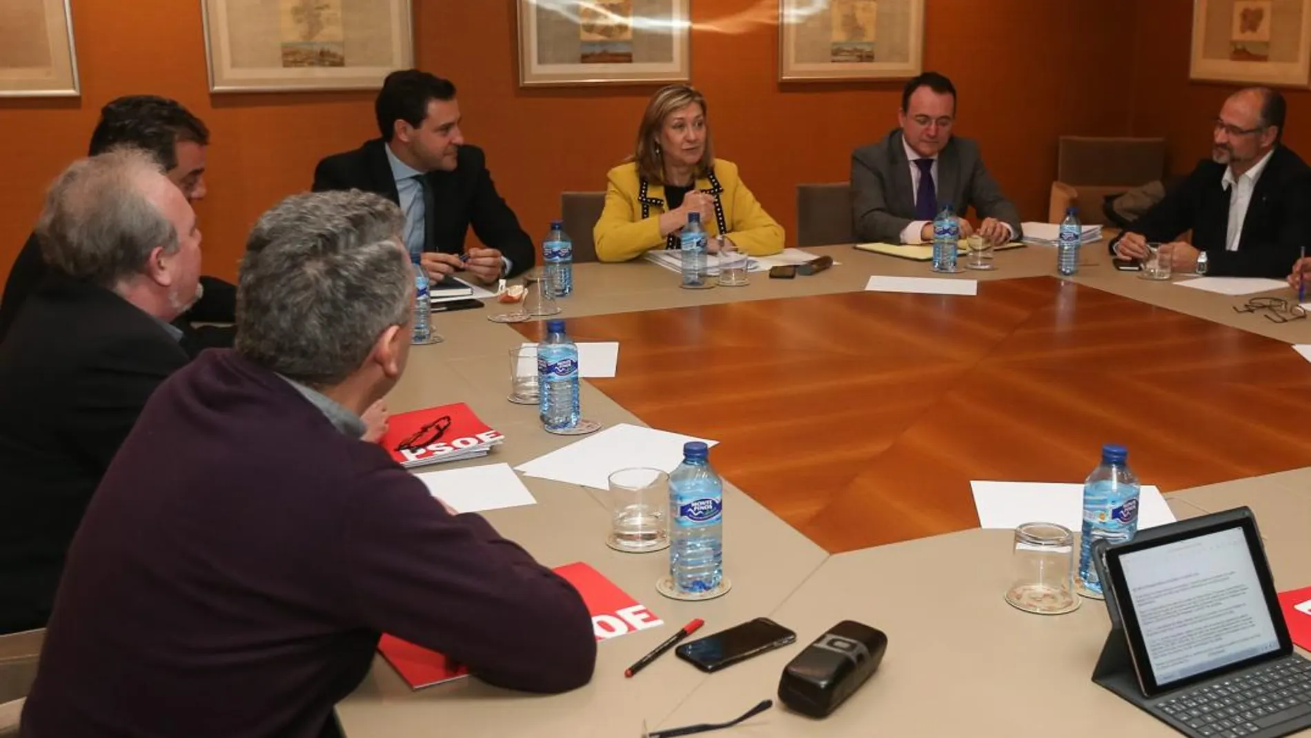 Pilar del Olmo preside la reunión celebrada en las Cortes regionales
