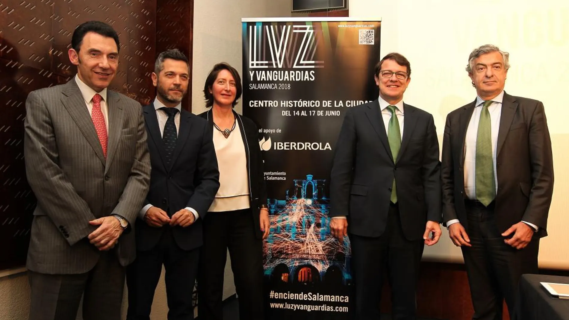 El alcalde de Salamanca, Alfonso Fernández Mañueco, presenta la tercera edición del Festival Luz y Vanguardias, junto al director de la cita, Alberto Mariñas; el concejal de Cultura salmantino, Julio López; la comisaria, Lorena Martínez; y el asesor de presidencia de Iberdrola, Luis Gómez /Juan Lázaro/Ical